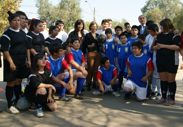 Subdirectora Nacional junto a los estudiantes del Colegio Quillahue y el Balón del Espíritu del Fútbol.