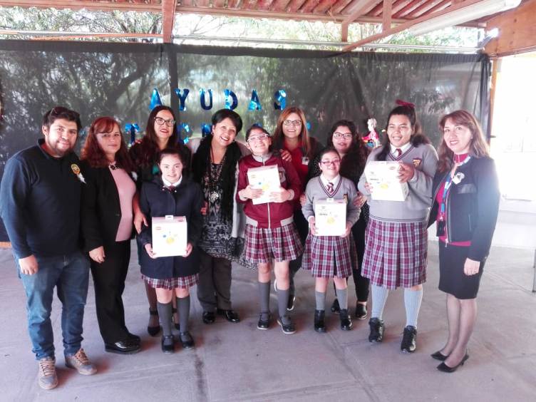 Autoridades junto a las personas beneficiadas.