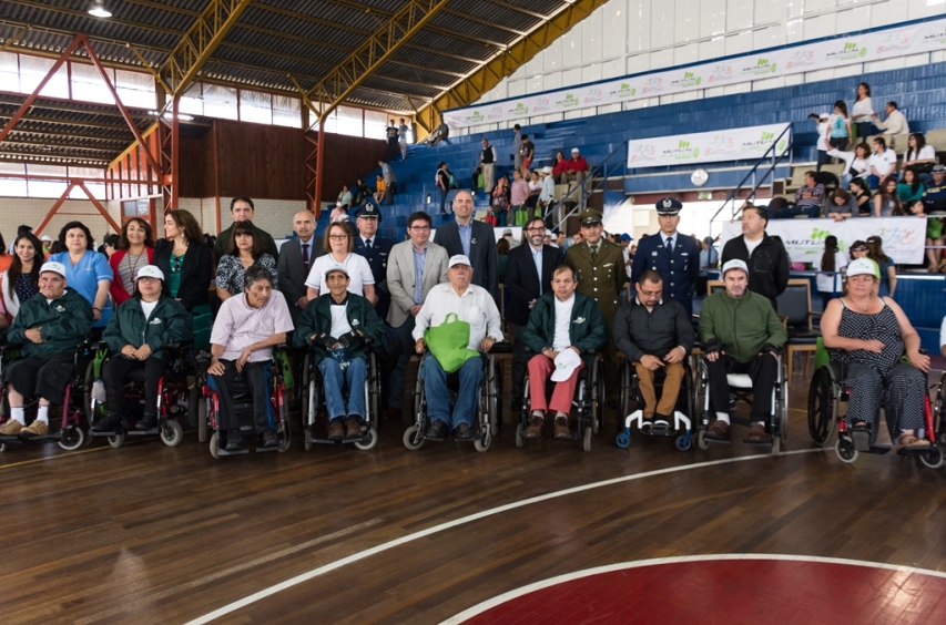 Autoridades junto a participantes del  8º Encuentro Recreativo y Deportivo de Mutal de Seguridad CChC
