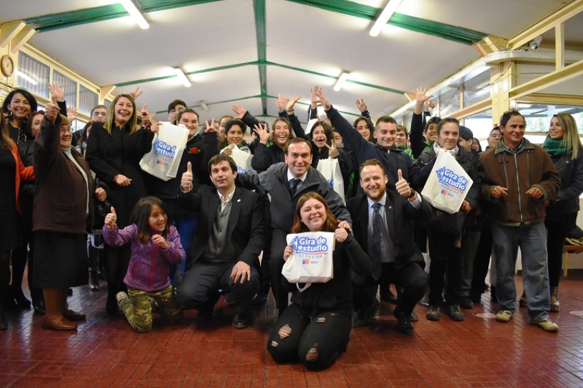 Autoridades junto a la comunidad educativa de la Escuela Especial España.