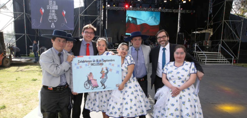 Autoridades junto al grupo Cofodi de Maipú.