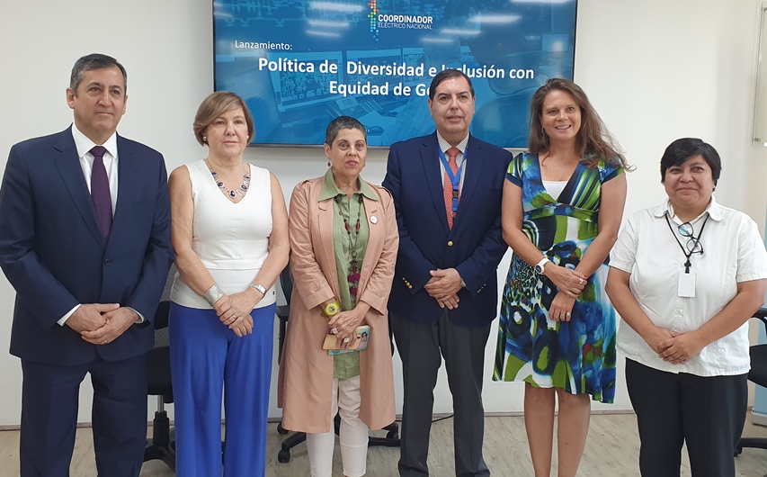 Directora Nacional de SENADIS participa en lanzamiento de Política de Diversidad e Inclusión con Equidad de Género de Coordinador Eléctrico Nacional