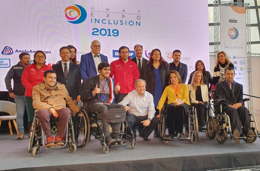 Autoridades y representantes de empresas participantes en la Expo Inclusión 