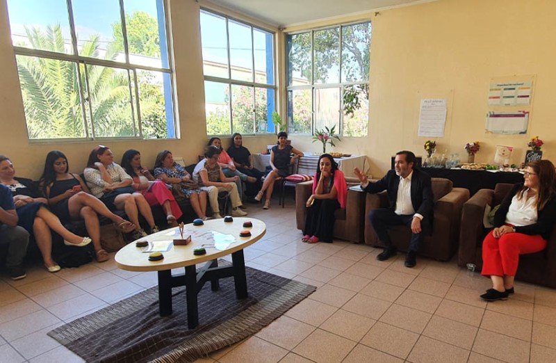 Encuentro de mujeres integrantes de Fundación Eres junto a Director Nacional del SENADIS.