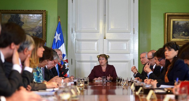 Presidenta Bachelet junto a ministros.
