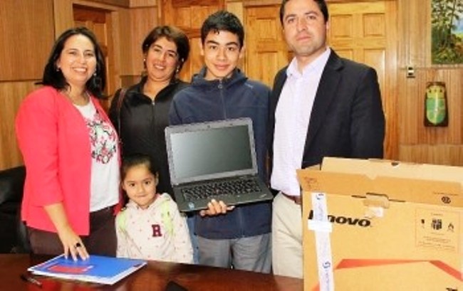 Directora Regional de Senadis y el Alcalde de Cabrero junto a Alexander Cares 