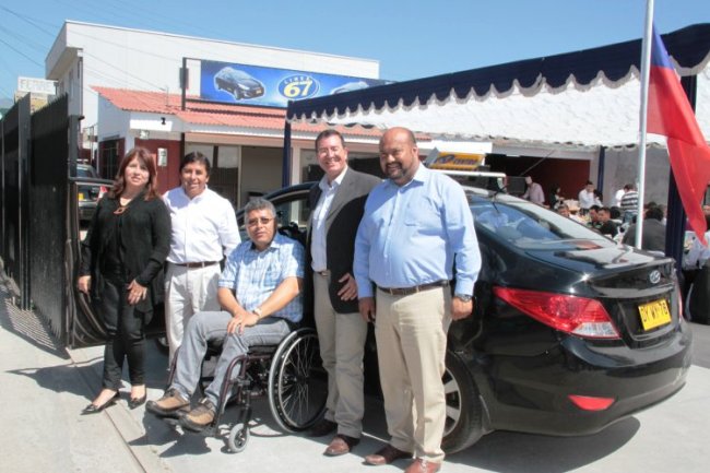 Bernardo Leyton junto a las autoridades y representante del gremio de los colectivos.