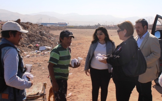 Autoridades entregan desayuno solidario a personas en situación de calle.