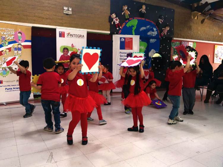 Presentación de arte en la ceremonia de lanzamiento.