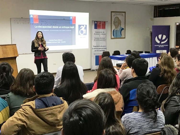 Senadis promueve perspectiva de derechos en Capacitación a miembros del Colegio de Psicólogos.