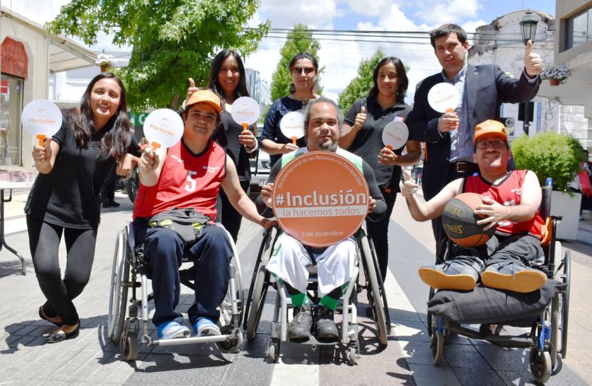 Autoridades junto a las personas que asistieron a la actividad.