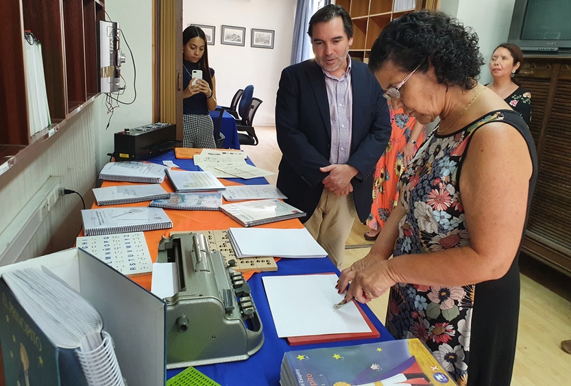 En el Día Mundial del Braille Director Nacional de Senadis visita Biblioteca Central para Ciegos