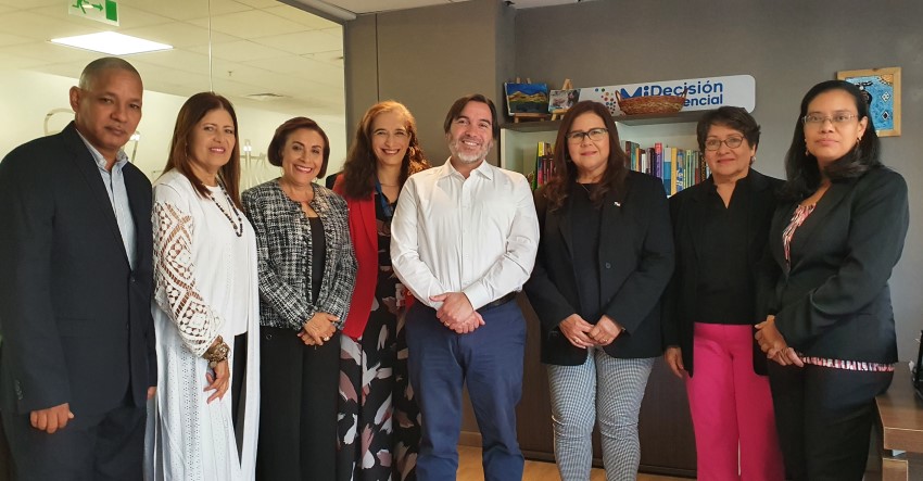 Director Nacional junto a representantes de SENADIS Panamá y delegación del país.