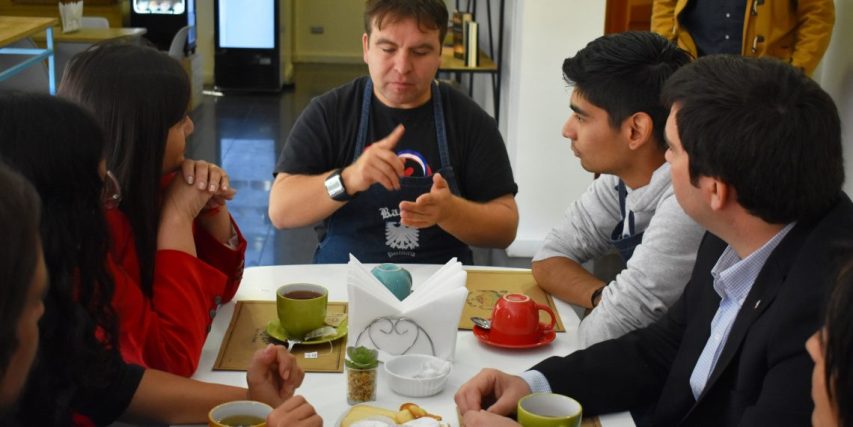 Autoridades comparten y conocen el testimonio de dos personas con discapacidad auditiva que trabajan en el café inclusivo Mosaico.