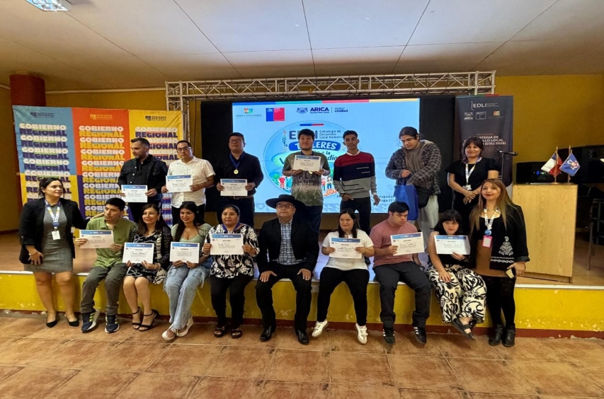 Foto grupal de los participantes en la actividad.
