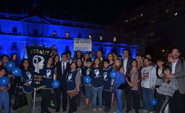 Ministro Lavín y Directora Senadis junto a organizaciones en Día Mundial del Autismo.