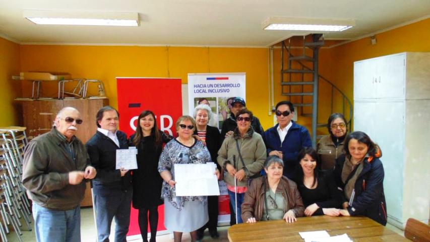 Autoridades junto a las personas que asistieron a la actividad.