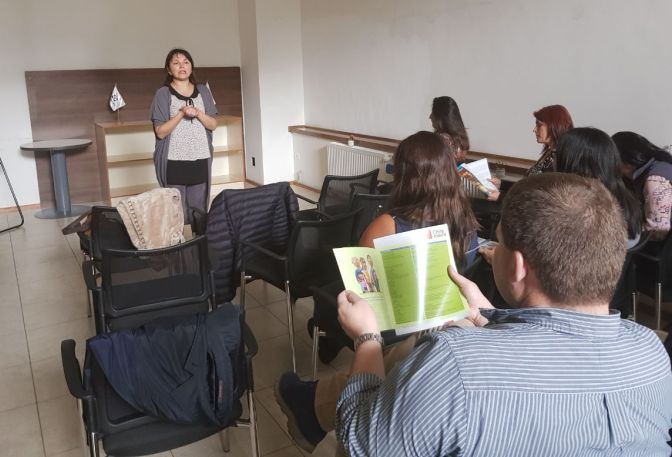 Profesional de Senadis, Soledad Cárdenas expone en la actividad.