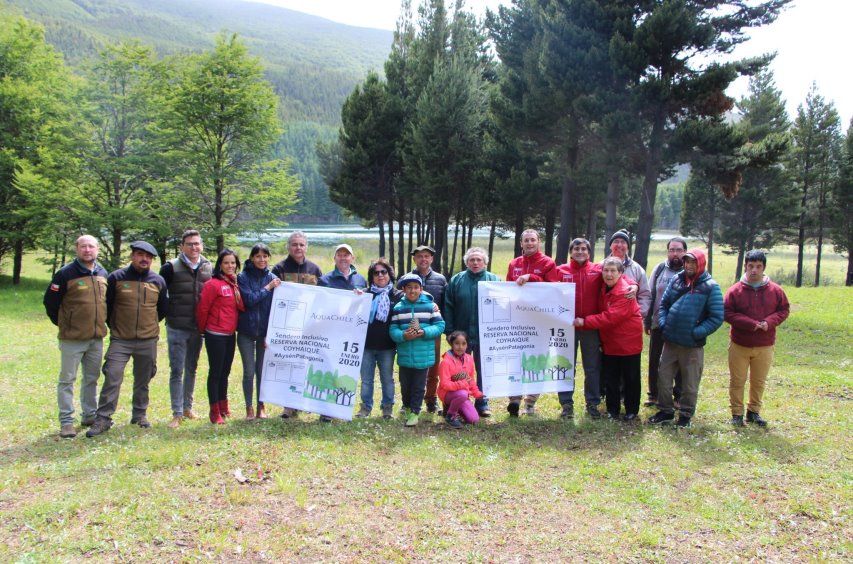 Autoridades junto al grupo de personas con discapacidad en la Reserva Nacional Coyhaique.