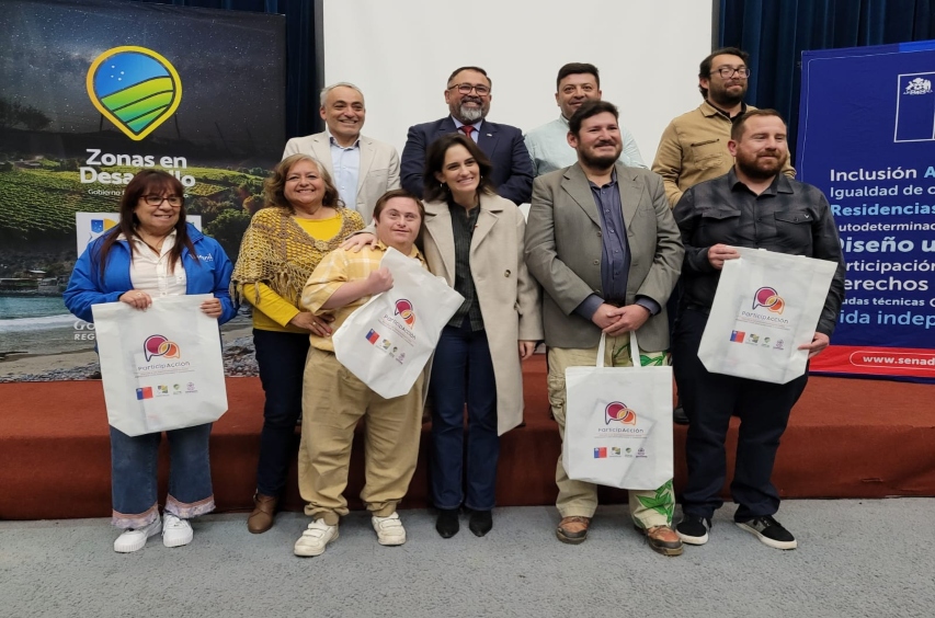 Ministra Wulf junto a personas que recibieron sus certificados.