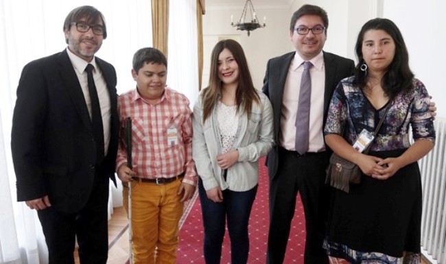 Autoridades junto a los jóvenes con discapacidad visual.