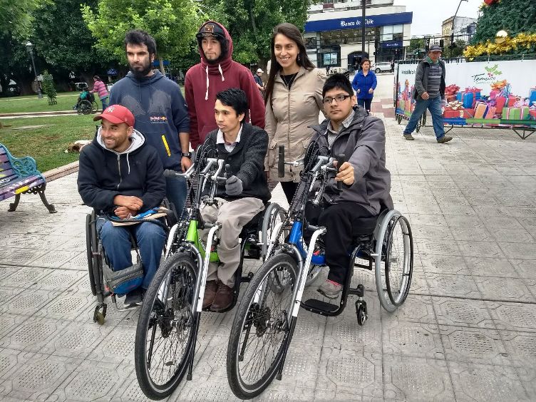 Autoridades junto a las personas beneficiadas.