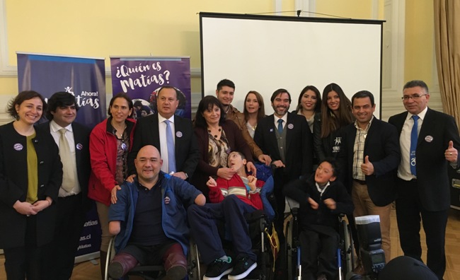 Director Nacional del SENADIS junto a autoridades, a Matías y su madre impulsora de la ley.