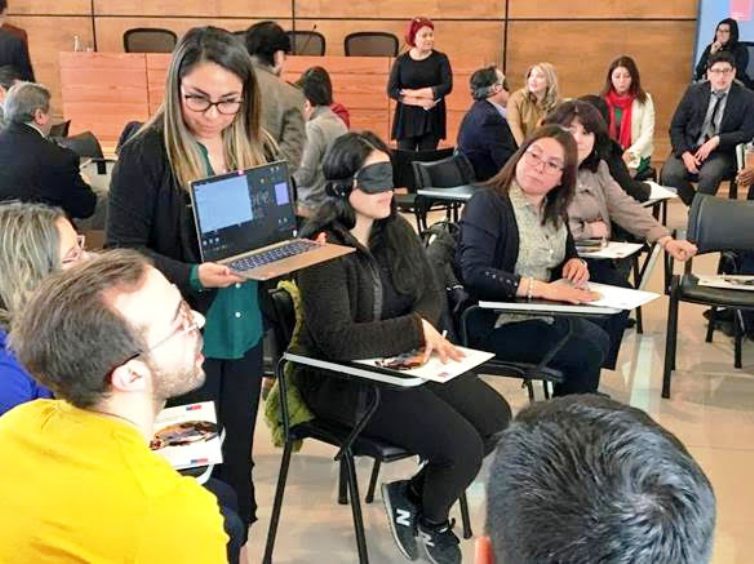 Personas que asistieron a la capacitación participan en un \