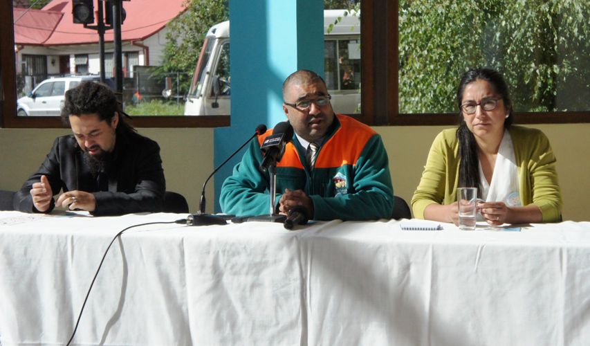 Autoridades en el lanzamiento de talleres de arte y música inclusivos en el Centro Cultural Coyhaique