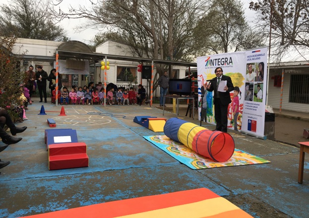 Director Nacional en el jardín infantil Santa Anita. 