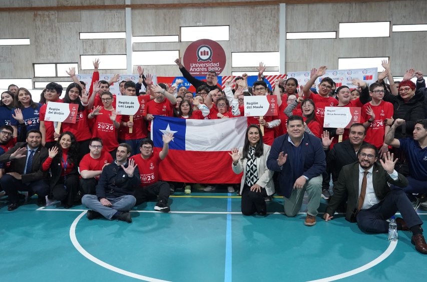 Foto grupal de los participantes en la ceremonia.