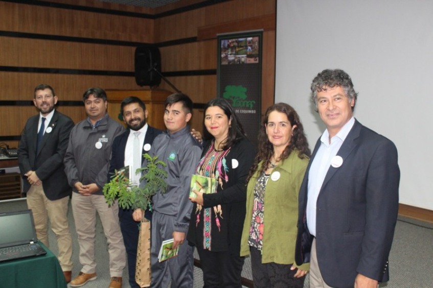 Autoridades junto a las personas que asistieron a la actividad.