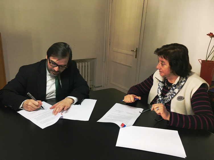 Autoridades en la firma de convenio. 