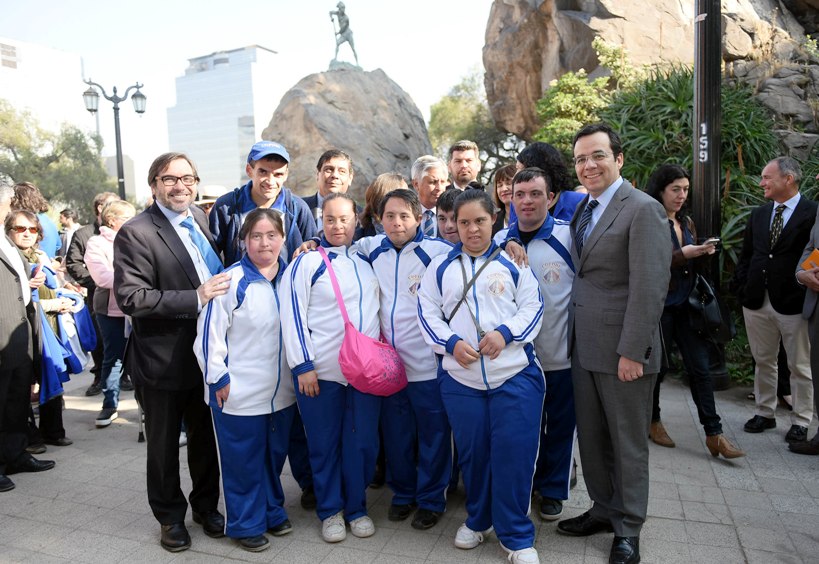 Autoridades junto a personas de la agrupación Cofodi de Maipú. 