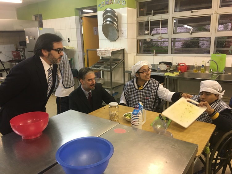 Autoridades junto a las personas beneficiadas.