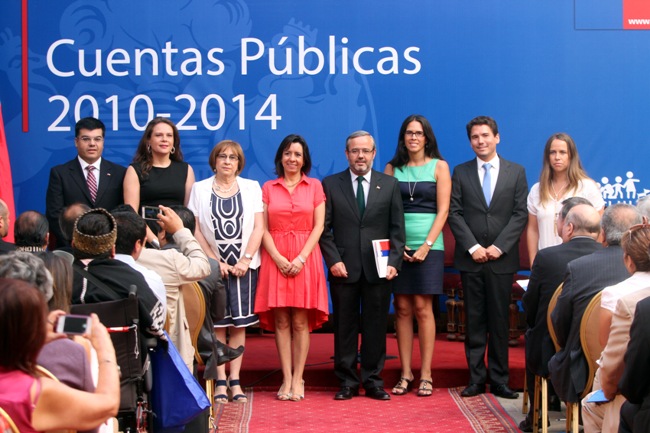 Ministro Baranda junto a Subsecretarias de la cartera y Directores de servicios relacionados.