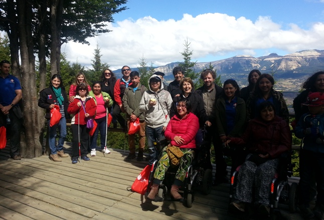 Directora Regional junto con los asistentes a la Reserva Nacional Coyhaique. 