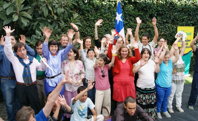 Autoridades junto a jovenes con discapacidad que participan en los talleres implulsados por Vitacura.