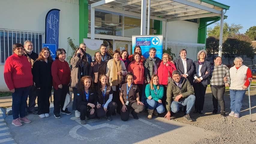 Director Nacional junto a profesionales y beneficiarios de CCR de Chimbarongo