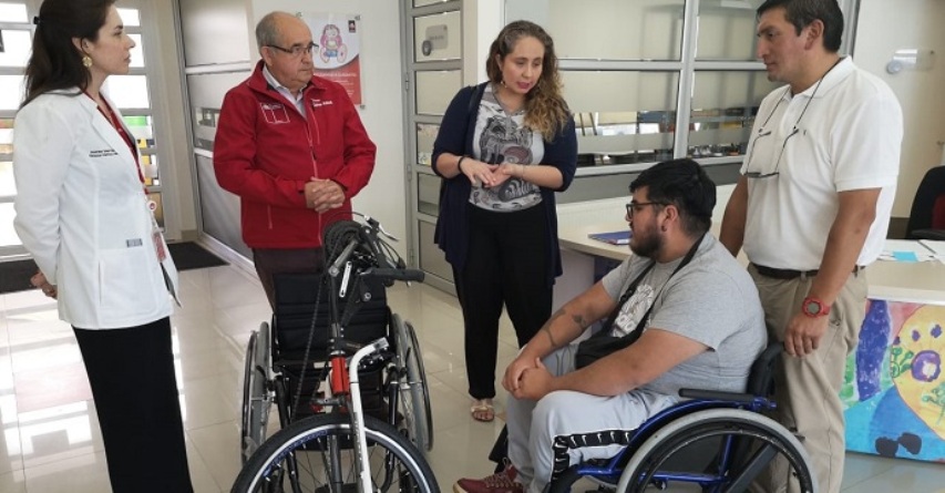 Autoridades junto a las personas beneficiadas.