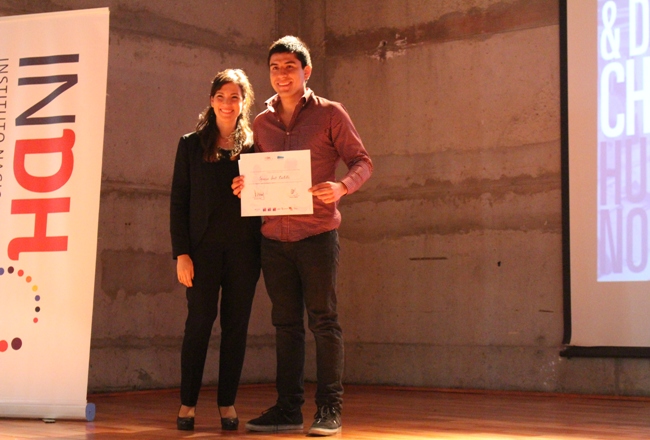 Fotografía de Subdirectora Nacional haciendo entrega del premio al segundo lugar en la categoría cuento. 