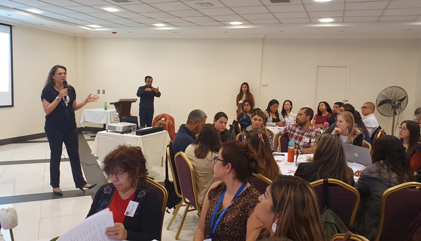 Directora Nacional de Senadis entrega un saludo en el Diálogo Ciudadano realizado en Valparaíso.