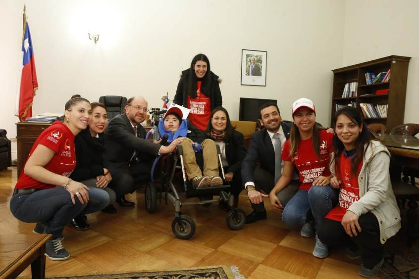 Lucas junto a las autoridades del ministerio de Desarrollo Social.