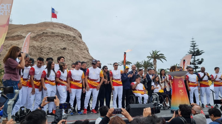 Senadis y deportistas con discapacidad participan en ceremonia de relevo de la llama de los Panamericanos y Parapanamericanos