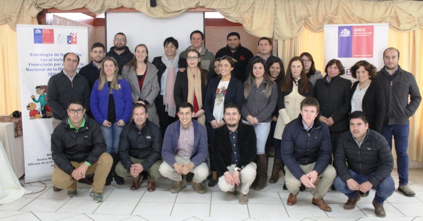 Autoridades junto a las personas que asistieron a la actividad.