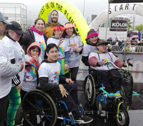 Directora Regional de Senadis junto a personas que participaron en la corrida.