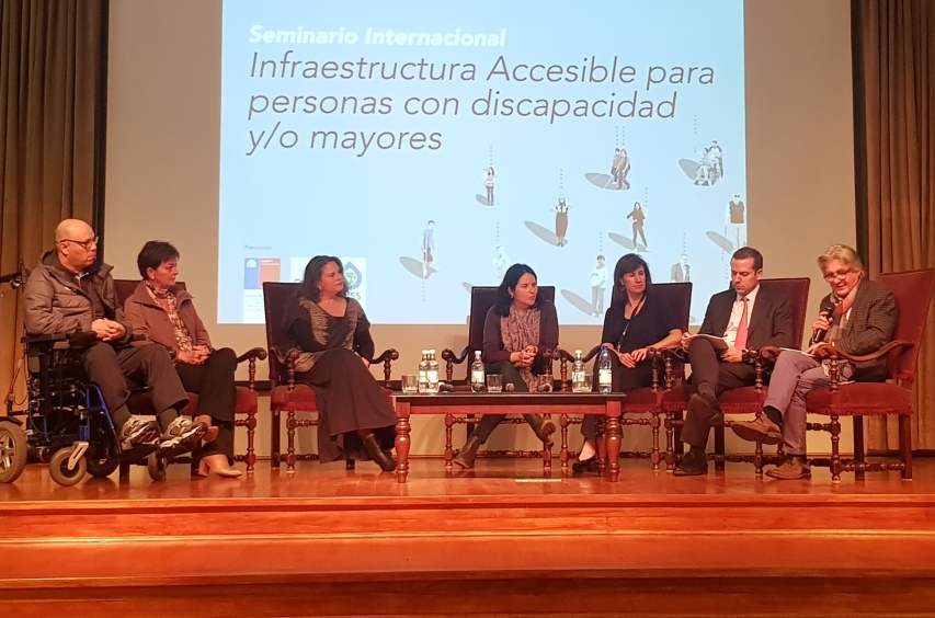 Directora Nacional junto a participantes de la mesa redonda del seminario.