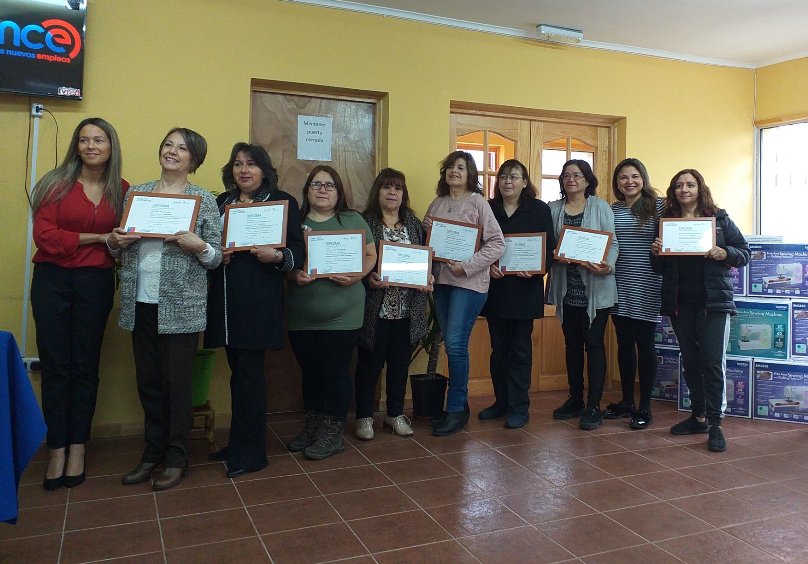 Autoridades junto a  magallánicas que obtuvieron su certificación en el oficio de “Corte y Confección de prendas de vestir para niños y adultos”.