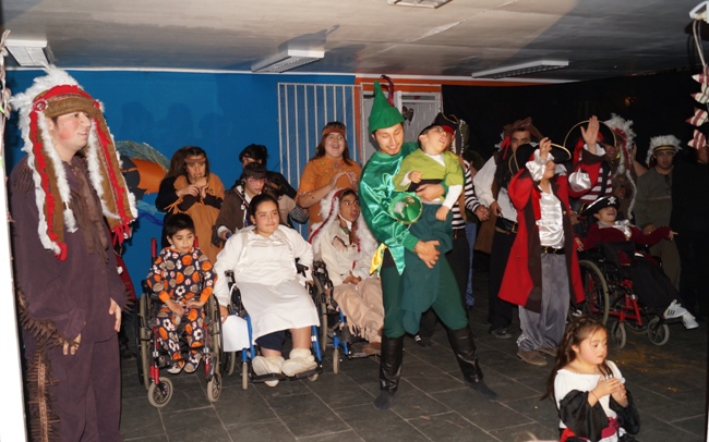 Niños y jóvenes participan de la presentación de la obra Peter Pan.
