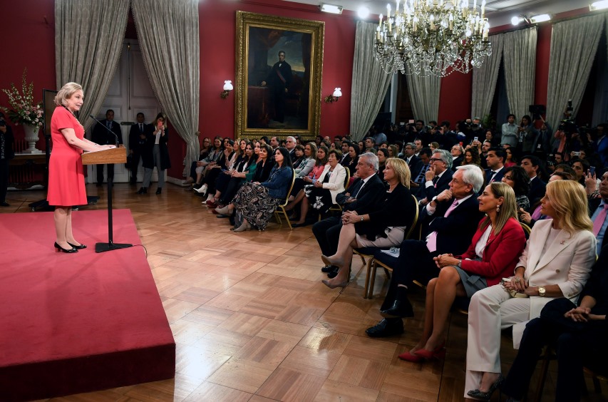 Primera Dama, Cecilia Morel, dando unas palabras ante los invitados a la actividad. 